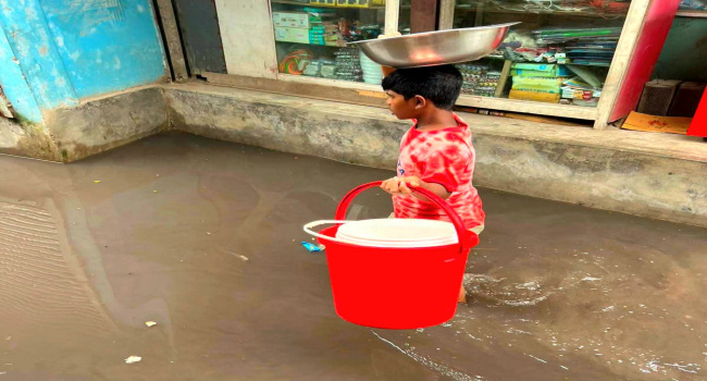 সোনারগাঁও পৌরসভার শাহাপুরে সামান্য বৃষ্টিতেই জলাবদ্ধতা, চরম দুর্ভোগে হাজারো মানুষ