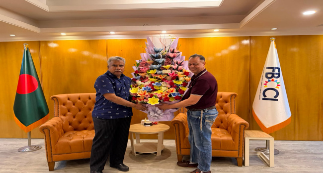 এফবিসিসিআইয়ের নবনির্বাচিত প্রশাসক ফজলুল হককে ফুলেল শুভেচ্ছা জানালেন সিআইপি বজলুর রহমান