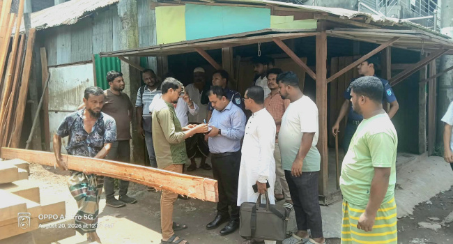 রাস্তায় জনদুর্ভোগ সৃষ্টি ও দোকানের মালামাল রাখার অপরাধে সোনারগাঁয়ে ভ্রাম্যমাণ আদালতের অভিযান,জরিমানা