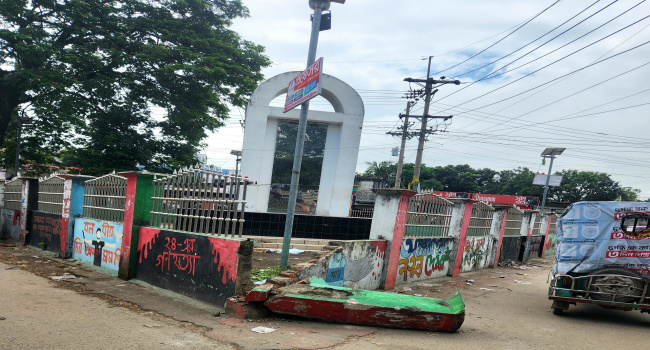 অরক্ষিত সোনারগাঁয়ের বিজয়স্তম্ভ, ভাঙ্গছে দেয়াল, হচ্ছে সৌন্দর্যবর্ধনের সামগ্রী চুরি