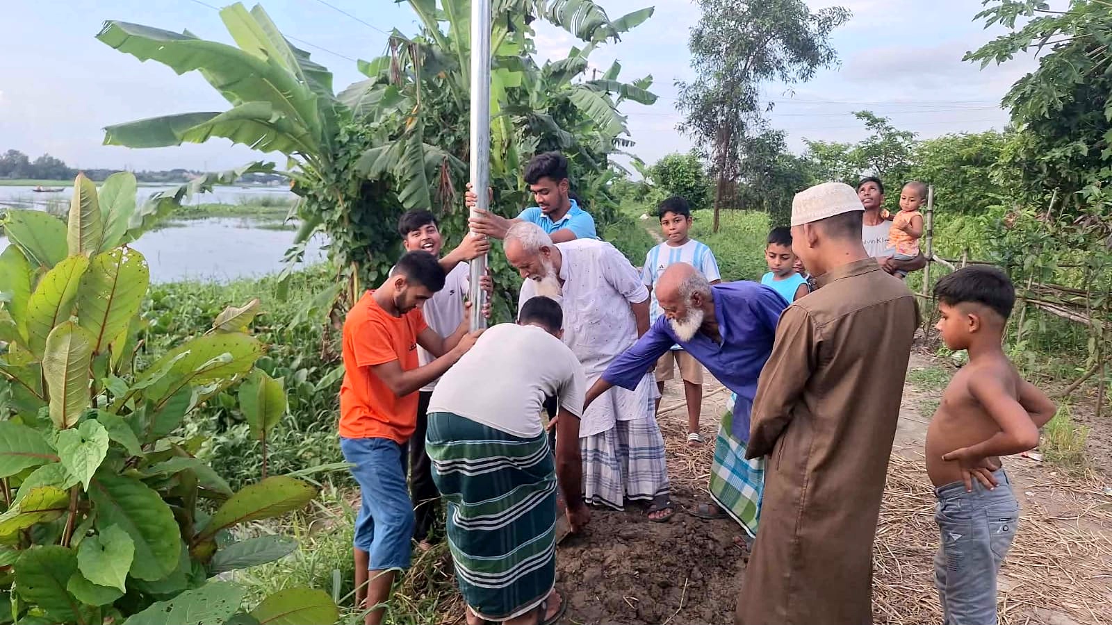 একরামপুরে গ্রামবাসী-প্রবাসীদের উদ্যোগে সোলার স্ট্রিট লাইট স্থাপন