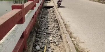 কাইকার টেক ব্রিজের ওয়াকওয়ের স্লাব ভেঙে লোহা চুরি, জানে না সওজ