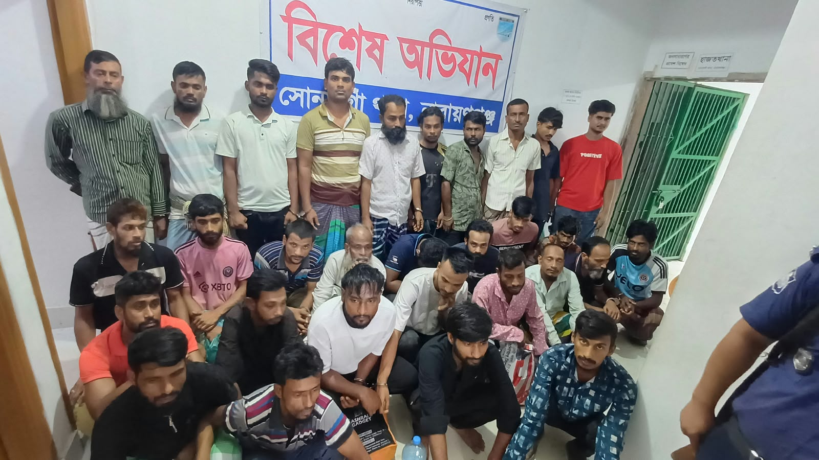সোনারগাঁয়ে মাদককারবারীসহ গ্রেফতার ৩০, উদ্ধার গাঁজা-ইয়াবা