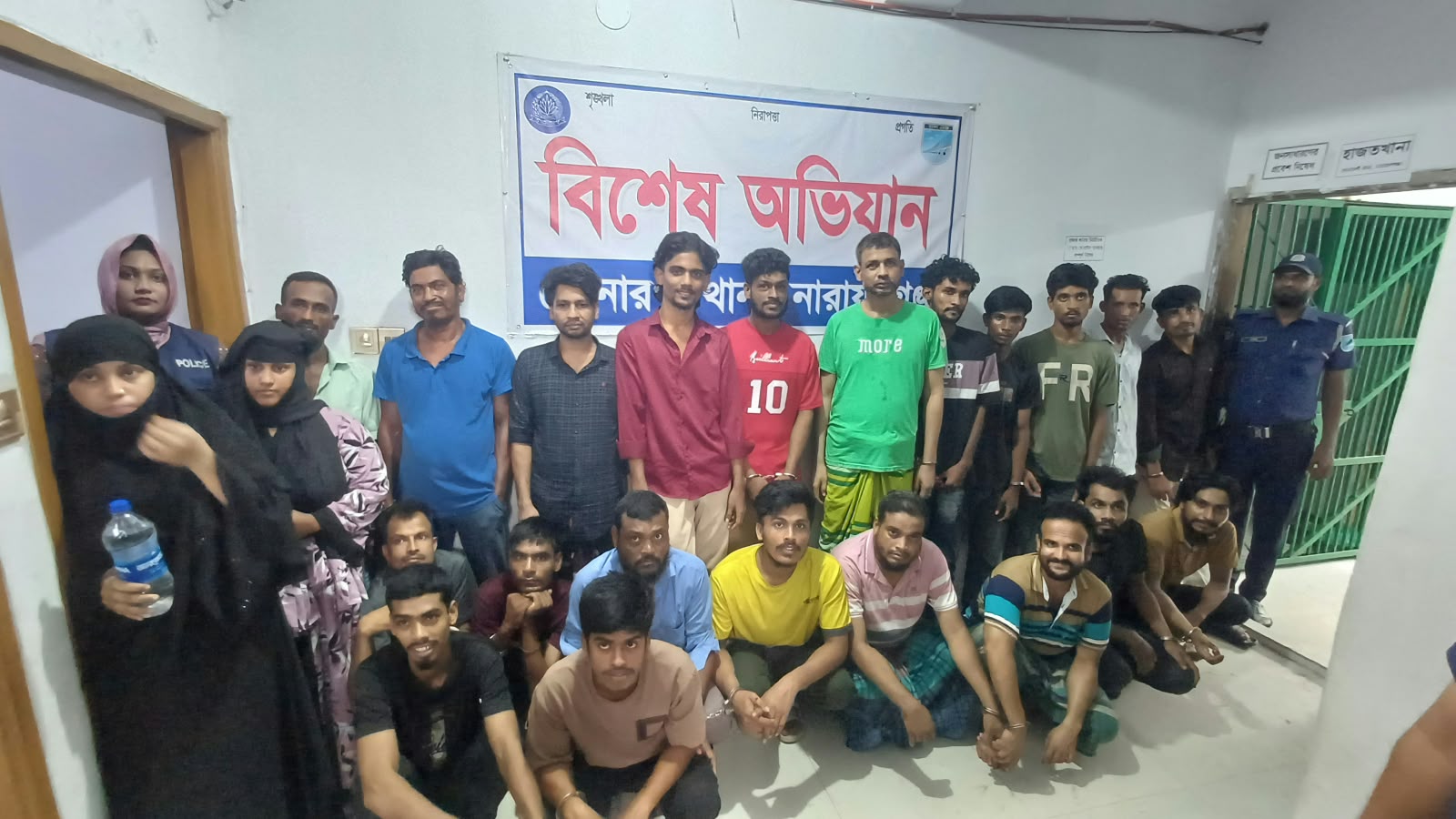 সোনারগাঁয়ে পুলিশের বিশেষ অভিযানে ২৩ জন গ্রেপ্তার, ইয়াবা ও গাঁজা উদ্ধার