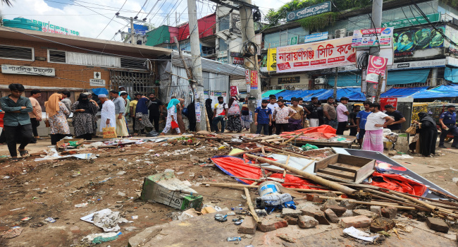 সোনারগাঁয়ে মোগরাপাড়া চৌরাস্তায় পাঁচ শতাধিক অবৈধ স্থাপনা উচ্ছেদ