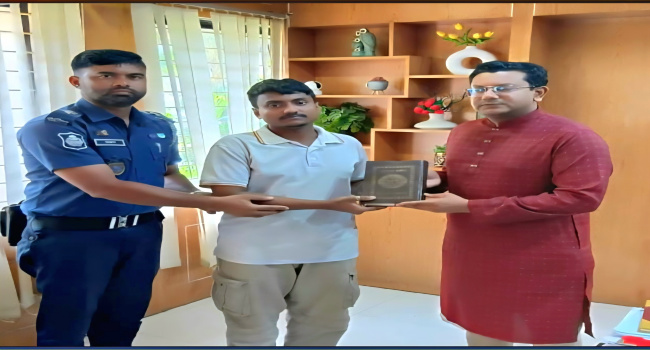 সোনারগাঁয়ে মাদকসেবীকে ৩ মাসের কারাদণ্ড, হাতে তুলে দেওয়া হলো কুরআন শরীফ