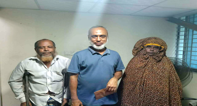 সোনারগাঁয়ে অসহায় অন্ধ ব্যক্তির চোখের চিকিৎসার দায়িত্ব নিলেন আল মুজাহিদ মল্লিক