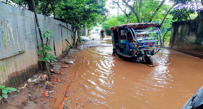 সোনারগাঁয়ের কাজহরদীতে রাস্তার বেহাল দশা, বরাদ্দ হলেও টেন্ডারে ধীরগতি